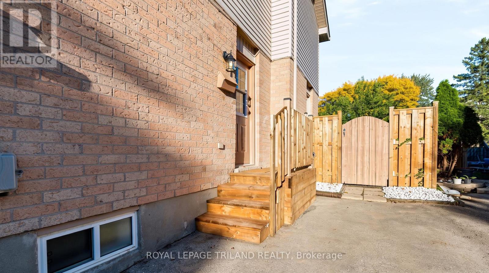 136 GOLFDALE CRESCENT, London South (South Q) — photo 6