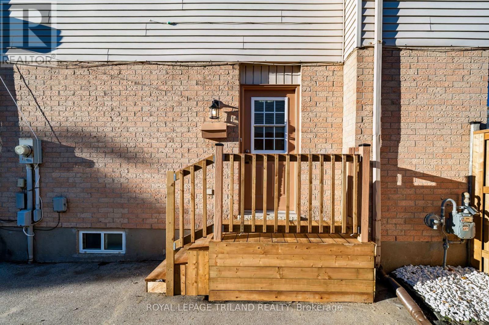 136 GOLFDALE CRESCENT, London South (South Q) — photo 7