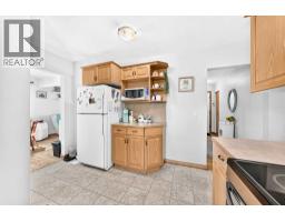 Living room - 3927 40a Avenue, Red Deer, AB T4N2W9 Photo 8