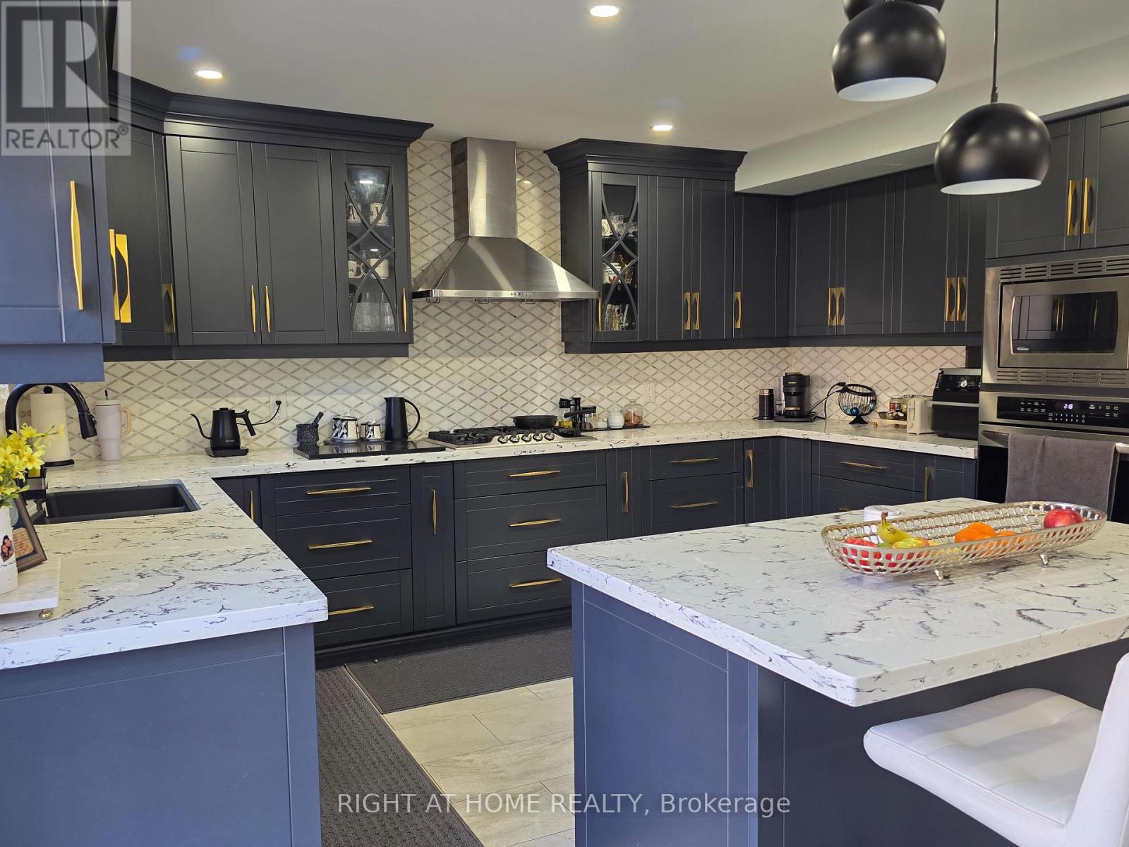 16 Griffiths Drive, Ajax, ON photo 5