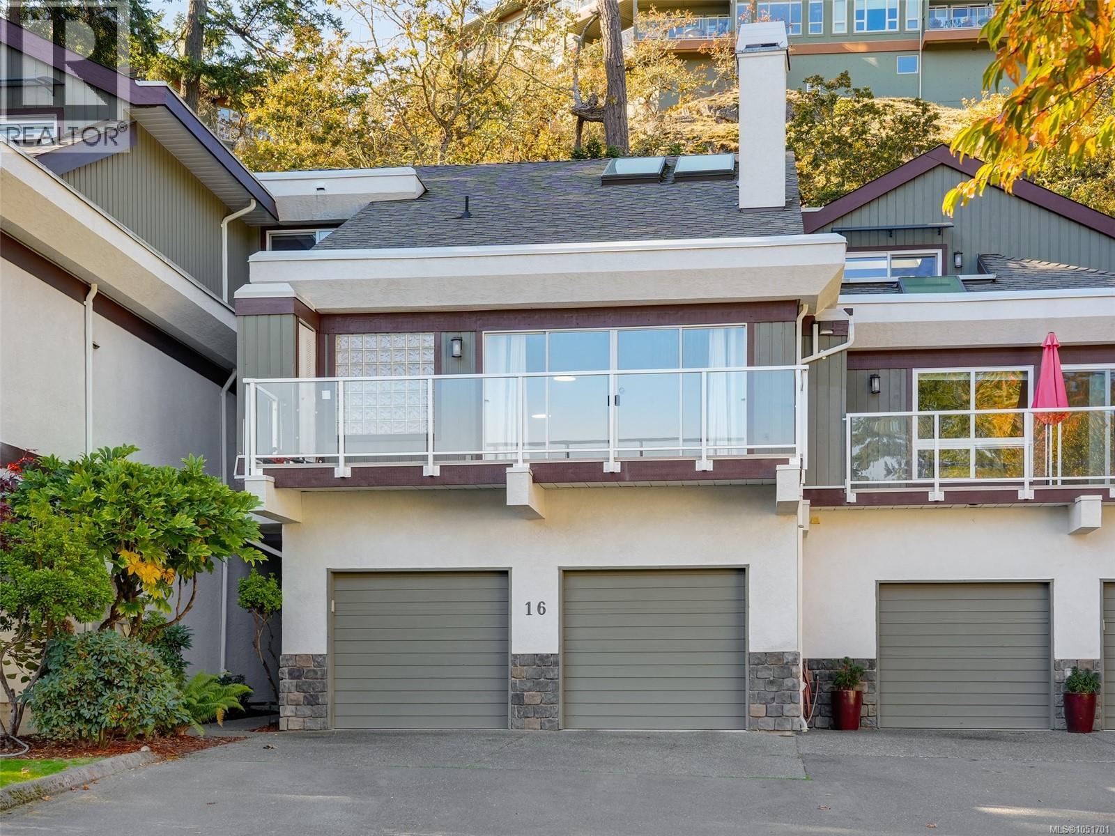 16 1063 Valewood Trail, Saanich