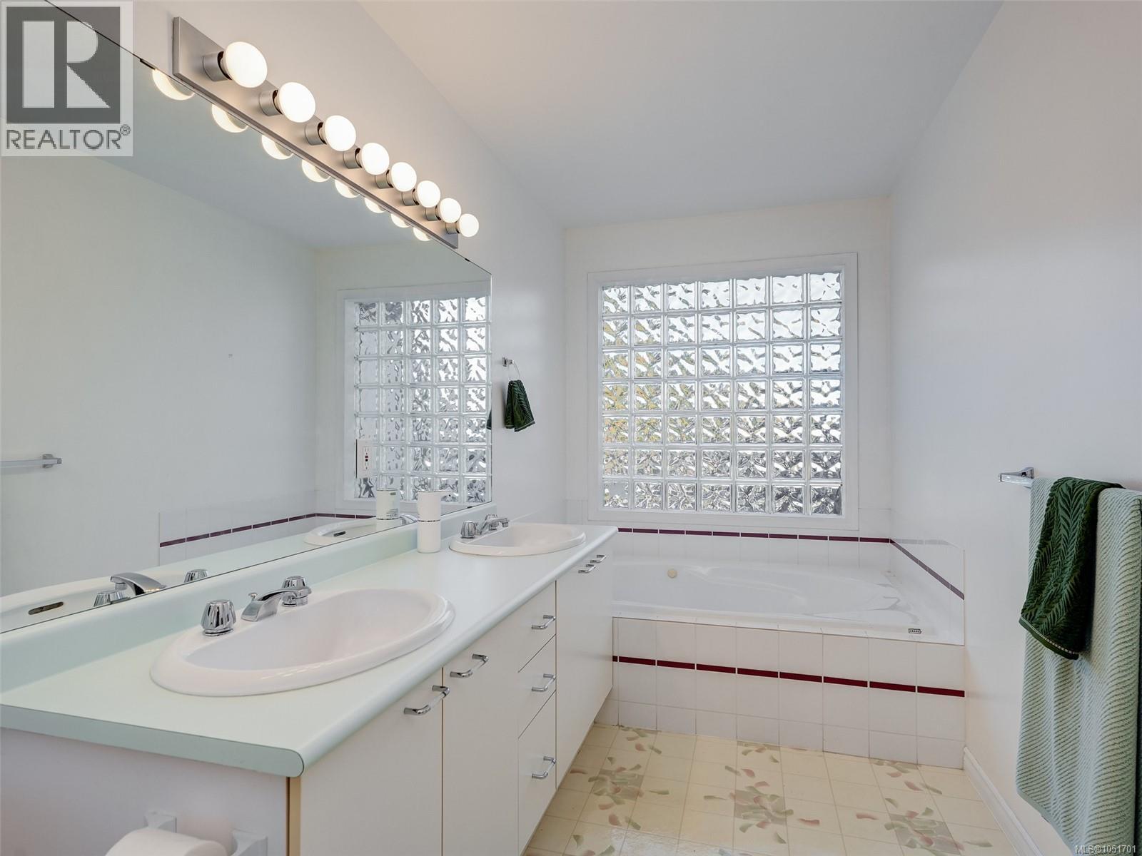 16 1063 Valewood Trail, Saanich