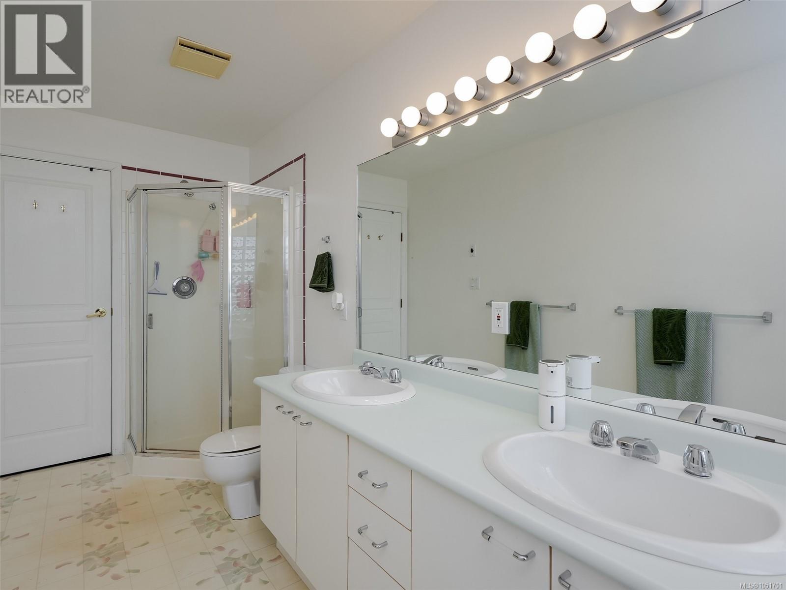 16 1063 Valewood Trail, Saanich