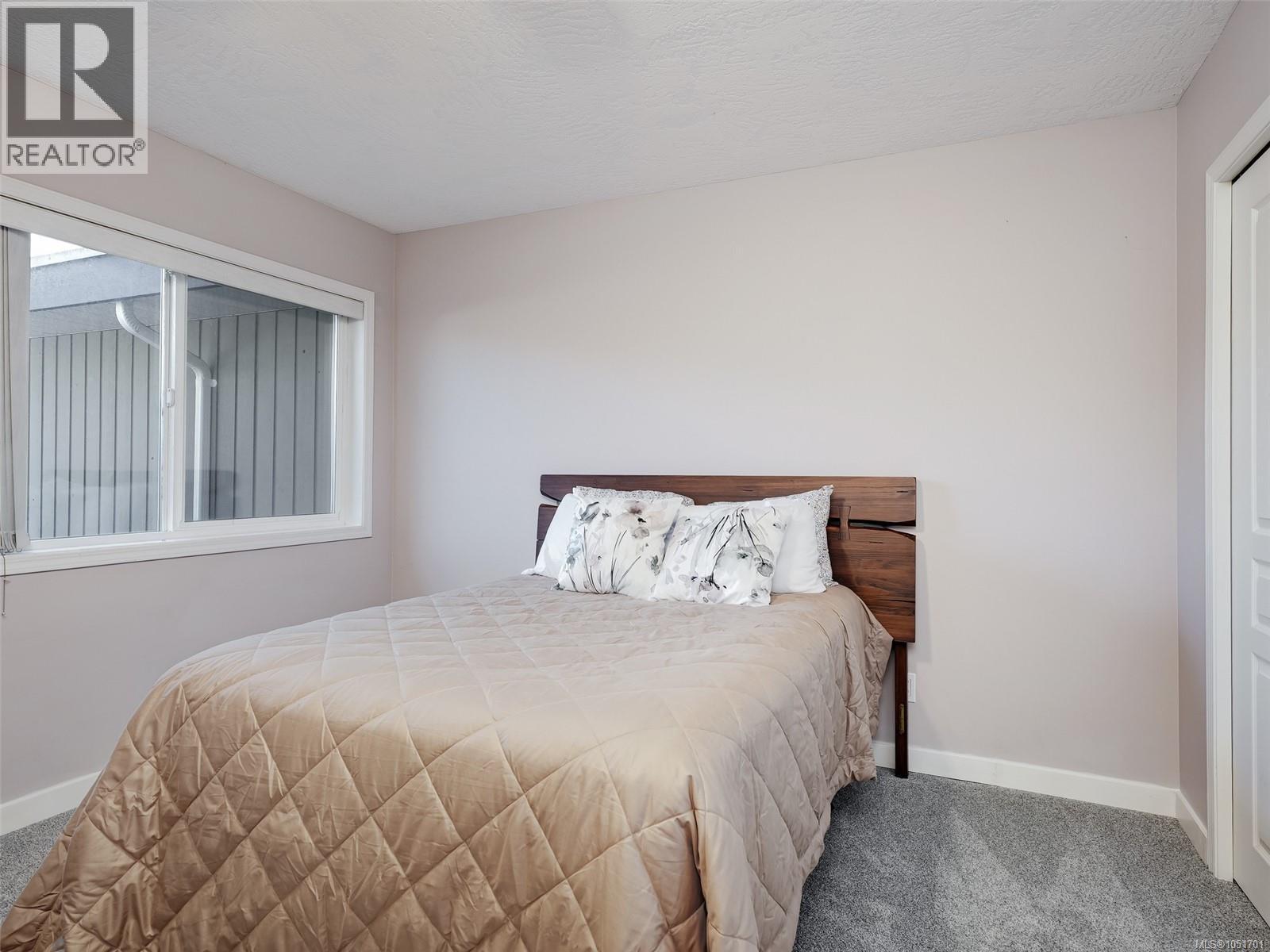 16 1063 Valewood Trail, Saanich