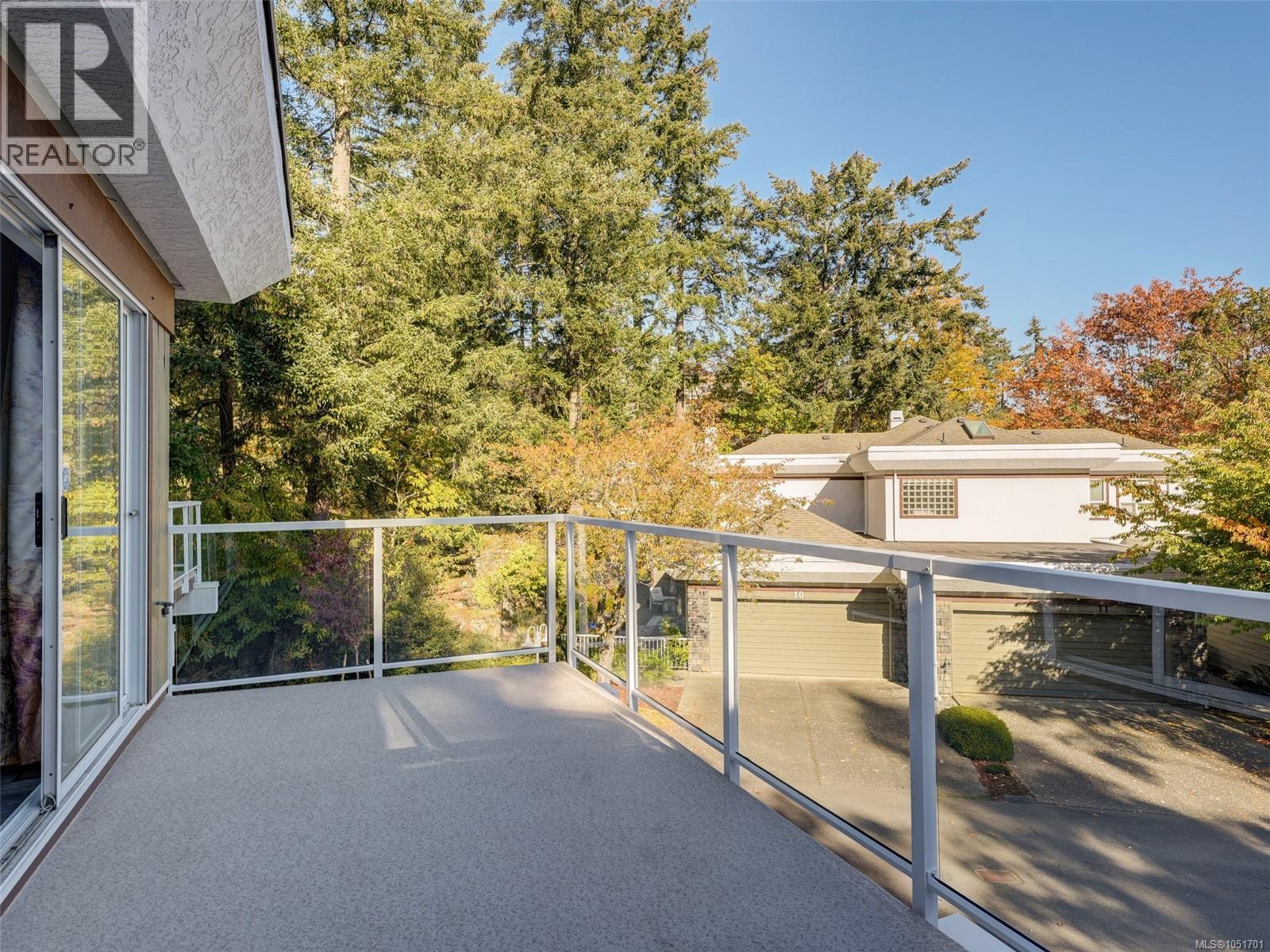 16 1063 Valewood Trail, Saanich
