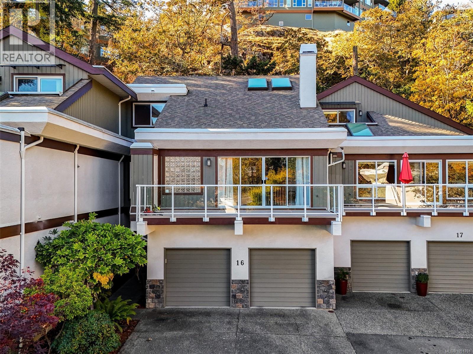 16 1063 Valewood Trail, Saanich