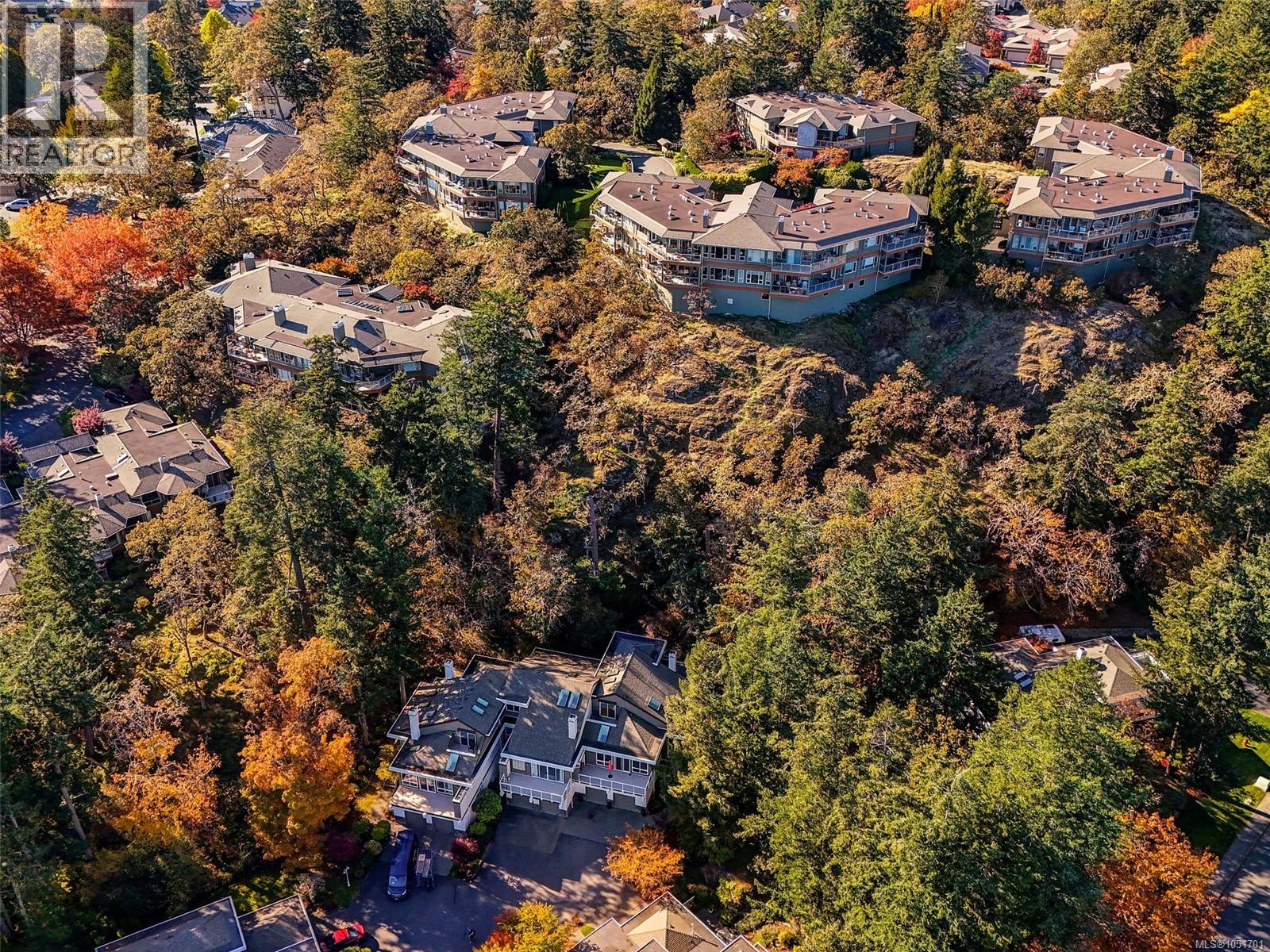 16 1063 Valewood Trail, Saanich