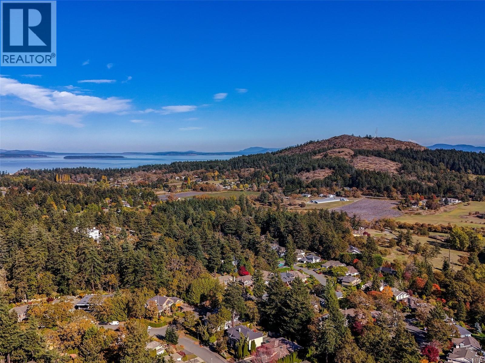 16 1063 Valewood Trail, Saanich