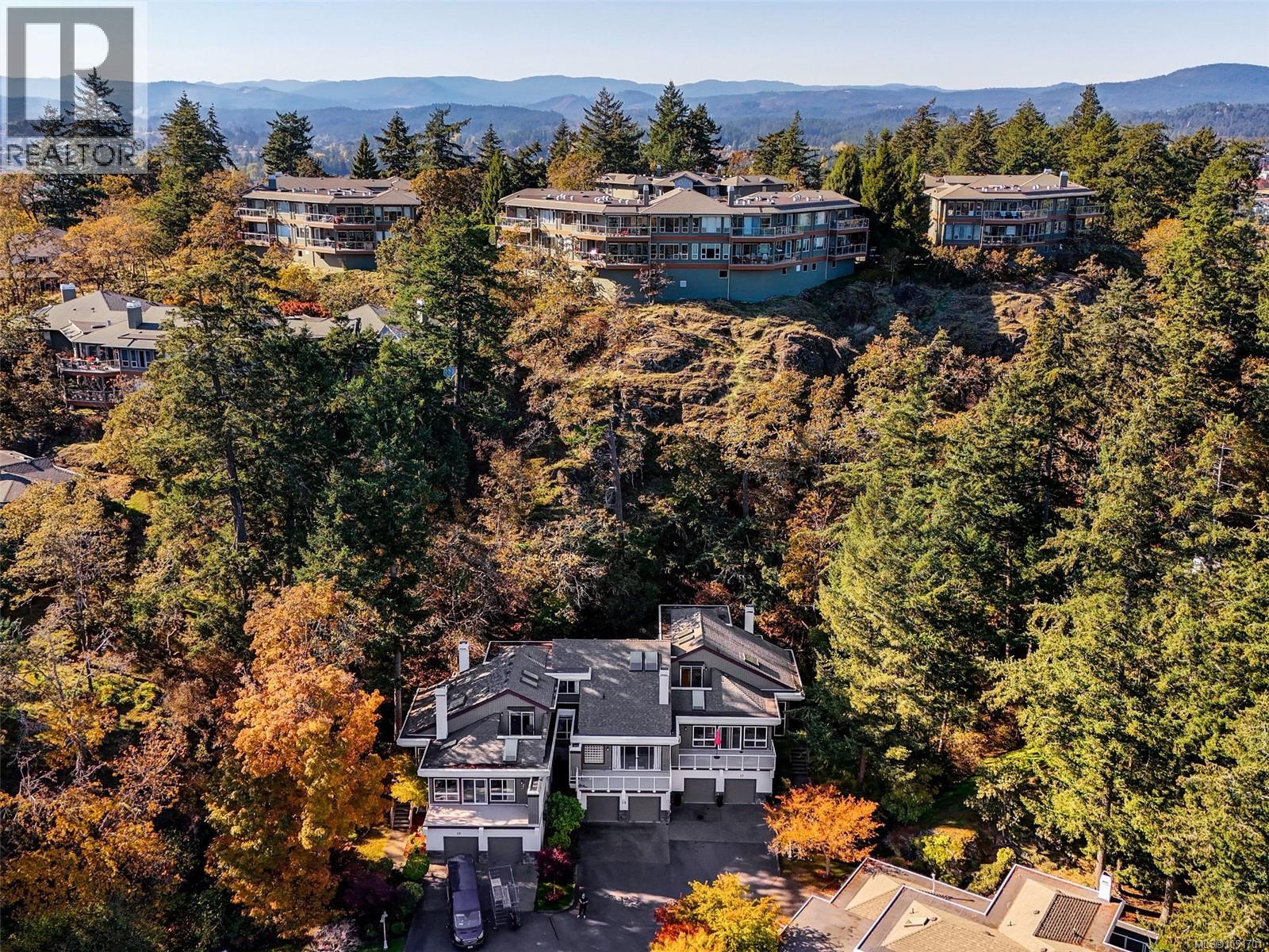 16 1063 Valewood Trail, Saanich