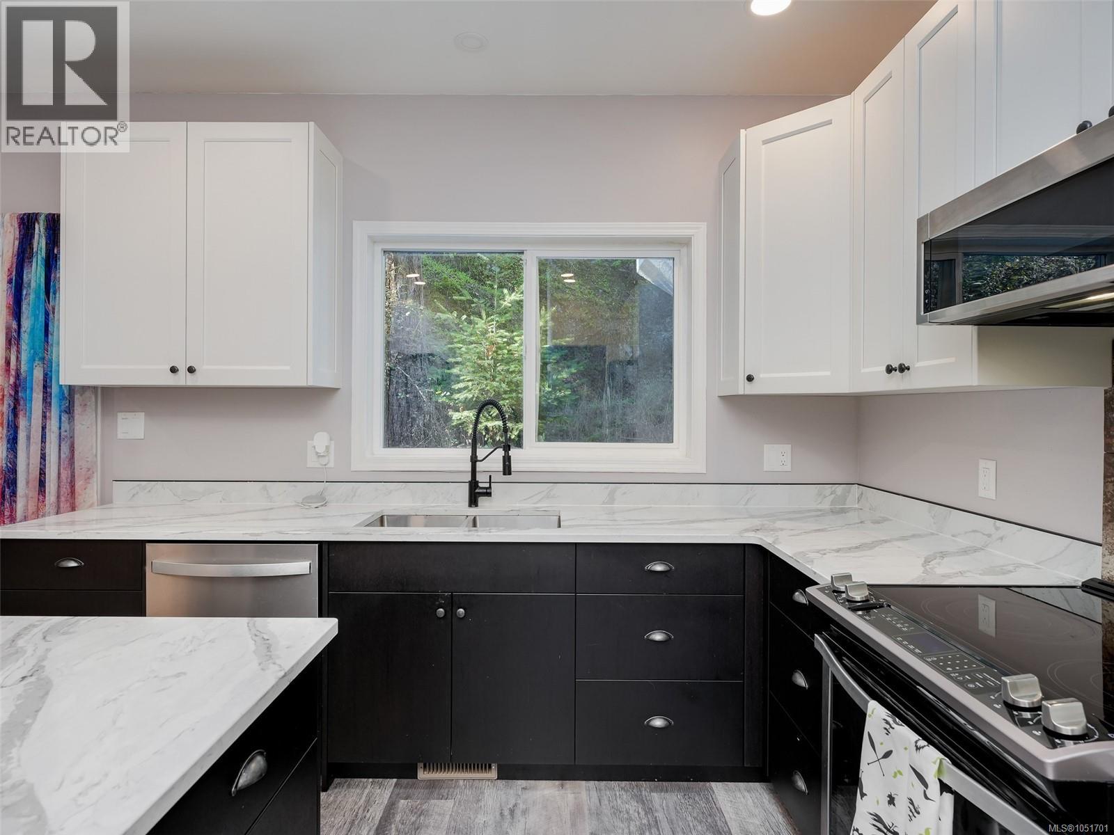 16 1063 Valewood Trail, Saanich