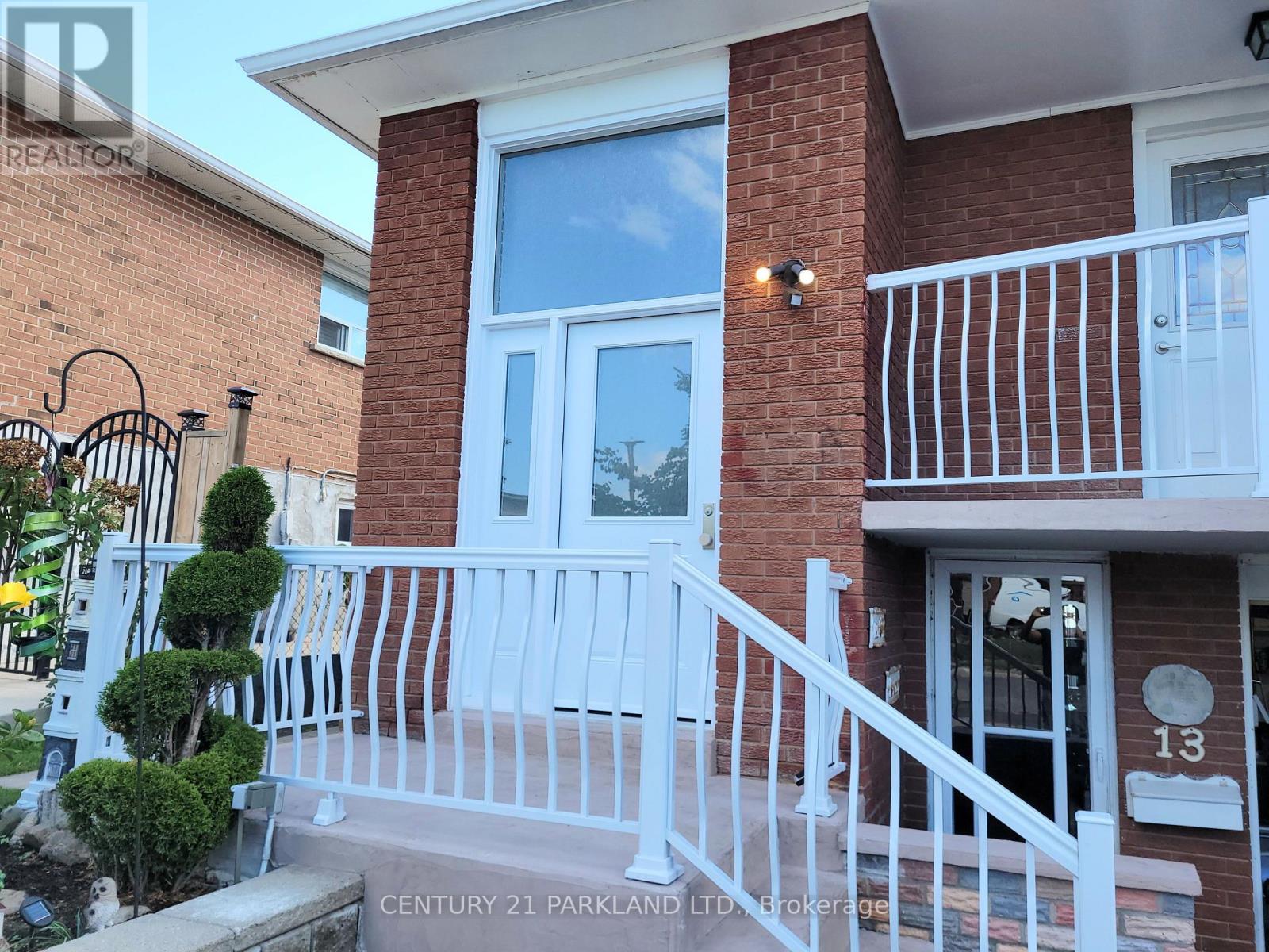 13 TOLTON DRIVE, Brampton (Brampton North)