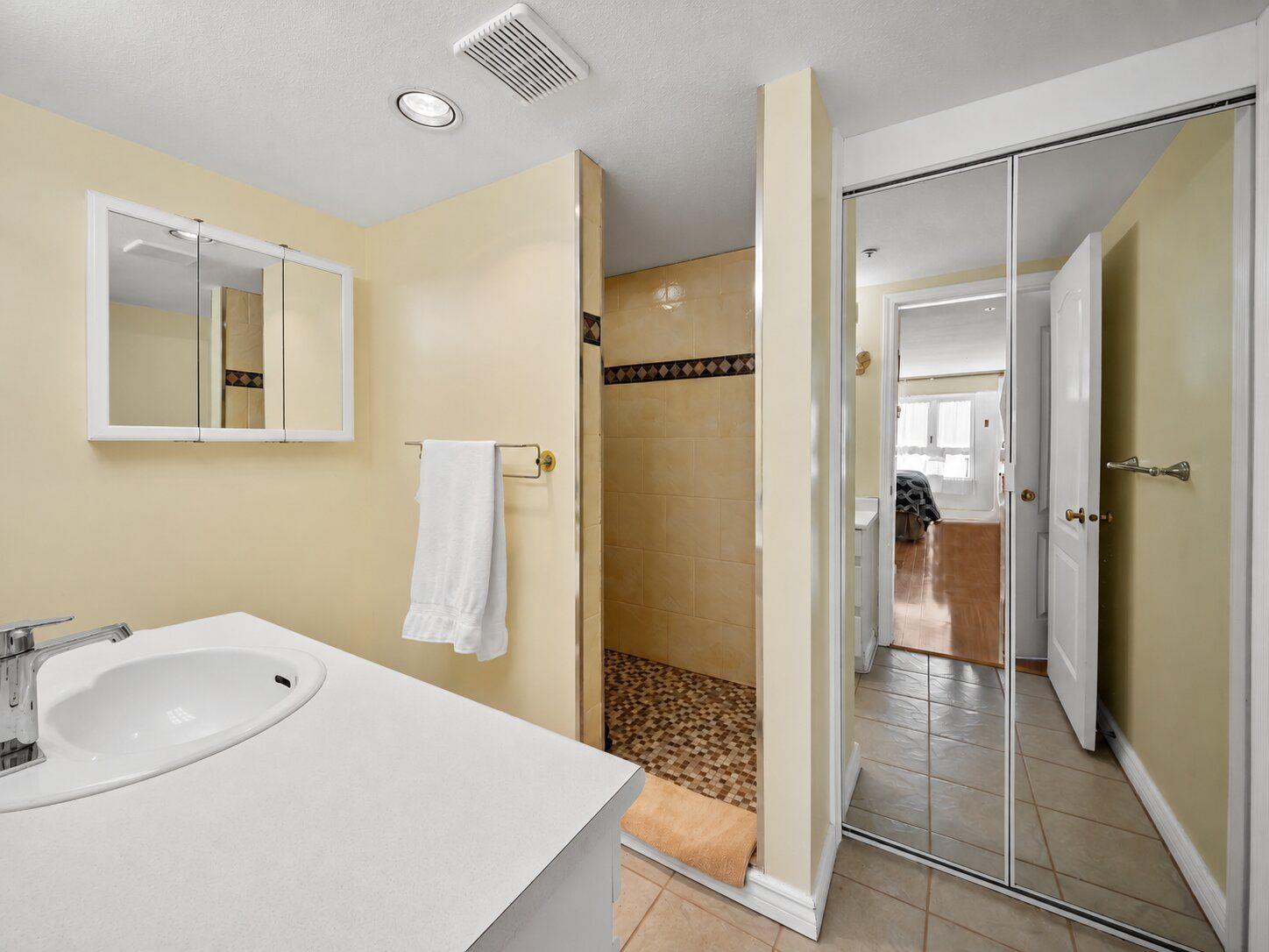 Photo of 220 9688 148 STREET 32