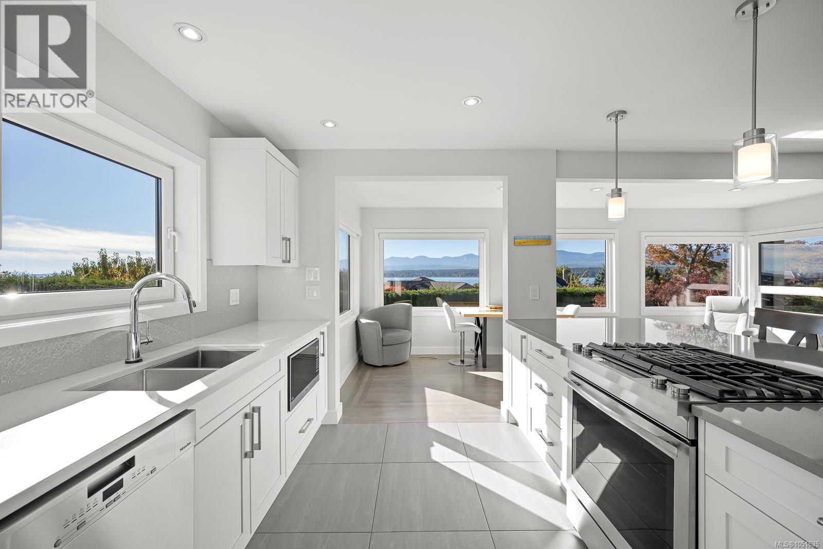 1935 Taylor Ave, Comox - Image 1