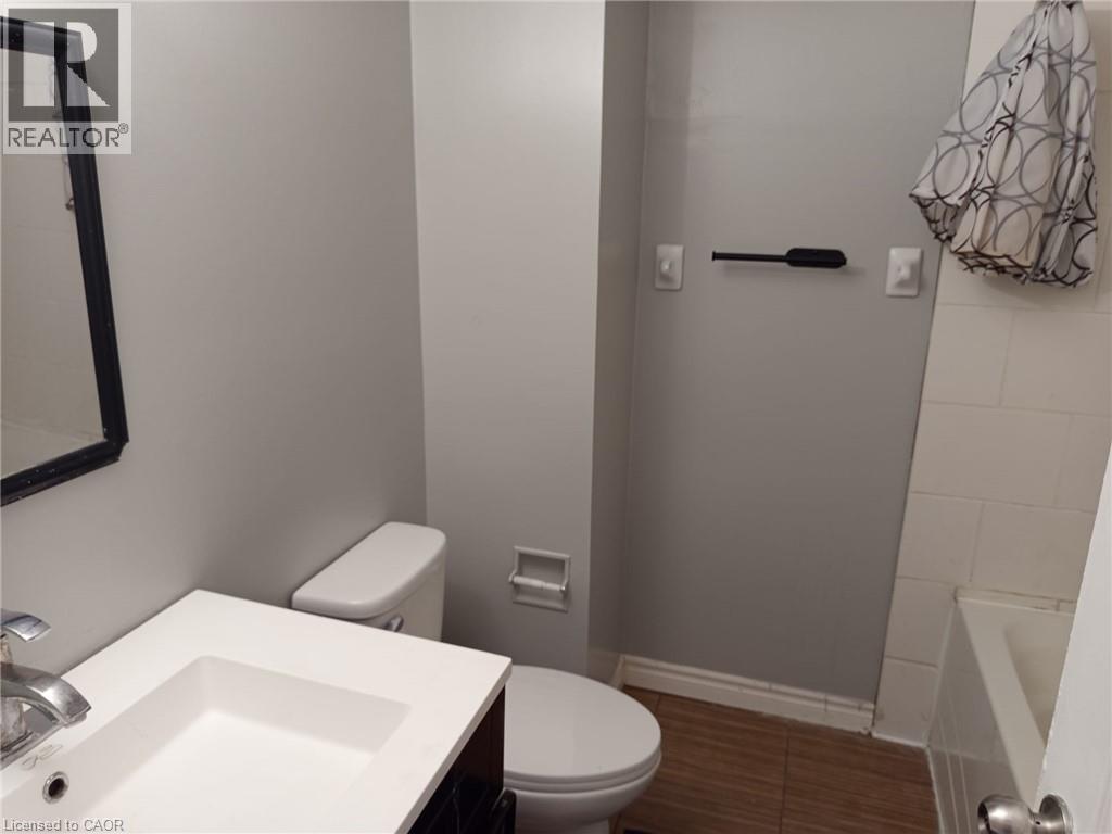 123 MOOREGATE Crescent, Kitchener — photo 6