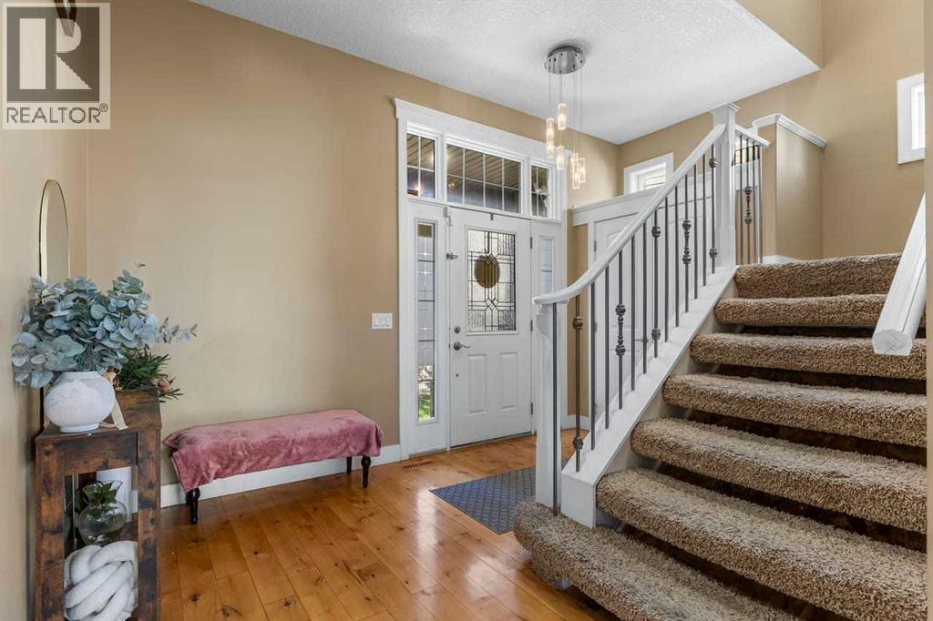 1182 Kingston Crescent SE photo 3