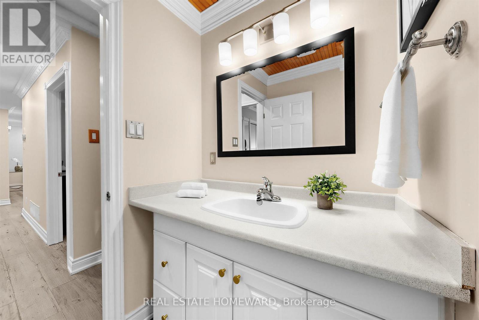 621 Byron Street South, Whitby, ON photo 17