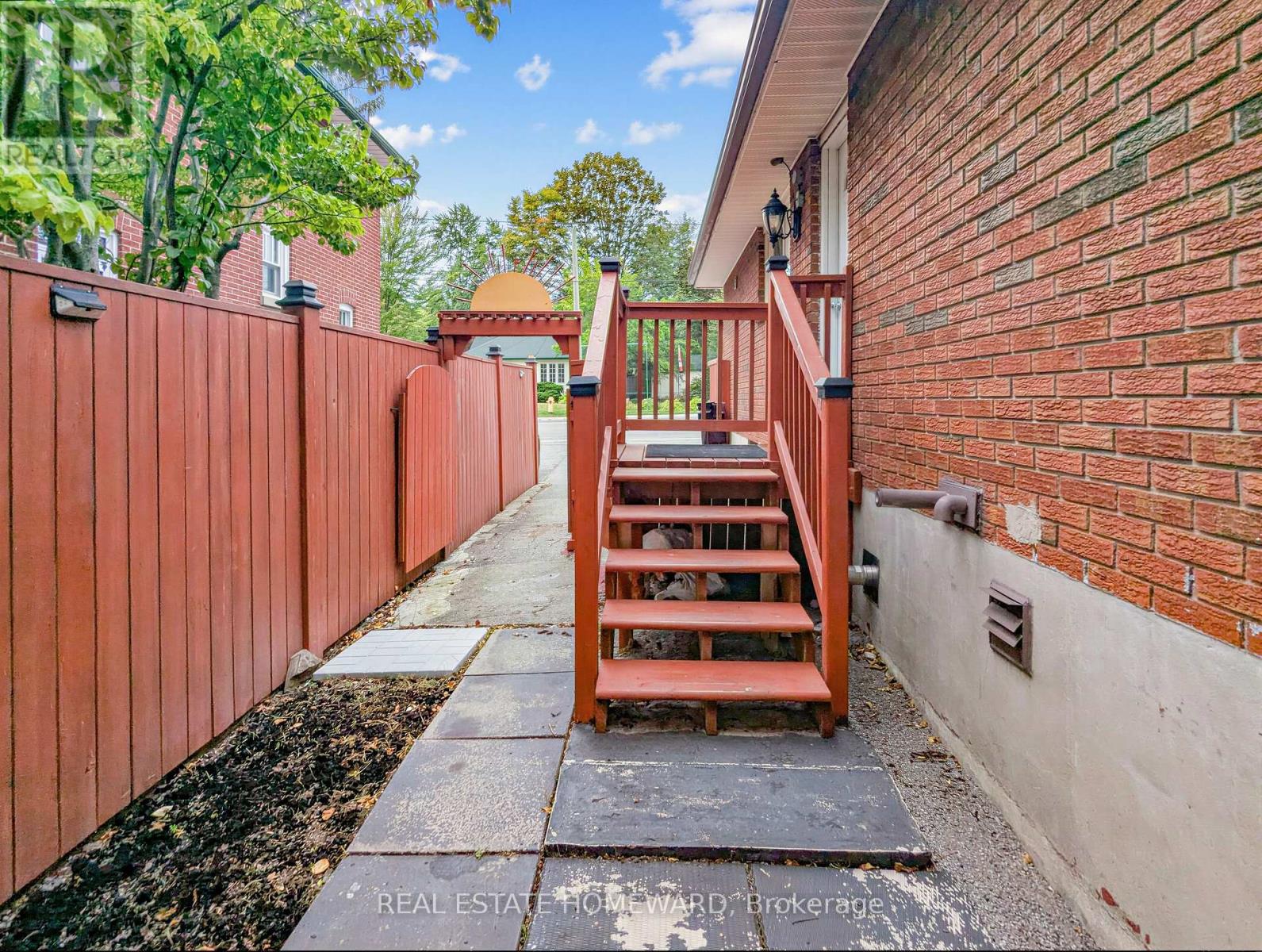 621 Byron Street South, Whitby, ON photo 38