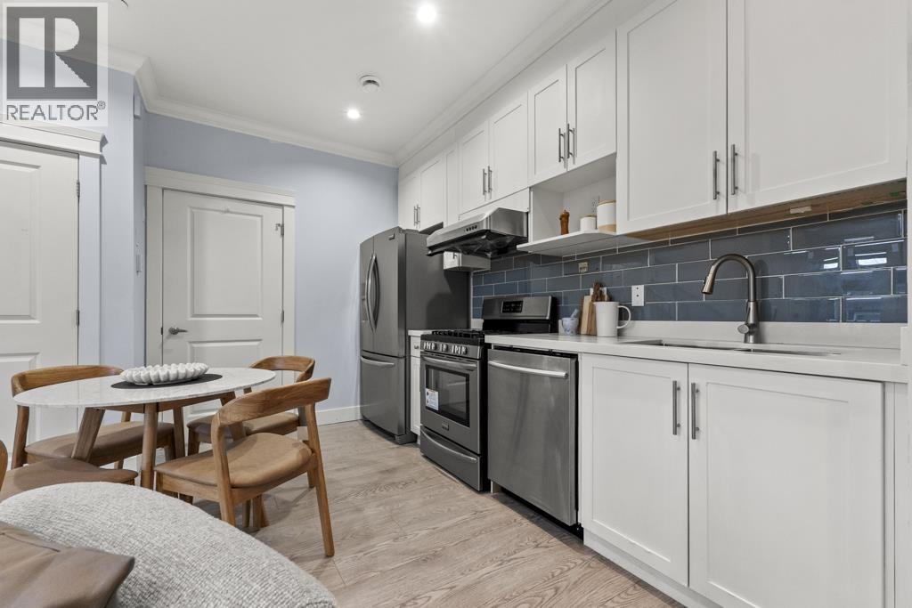 2216 MANNERING photo 2