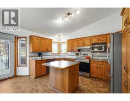 Kitchen - 27 Sun Harbour Road Se, Calgary, AB T2X3A6 Photo 6