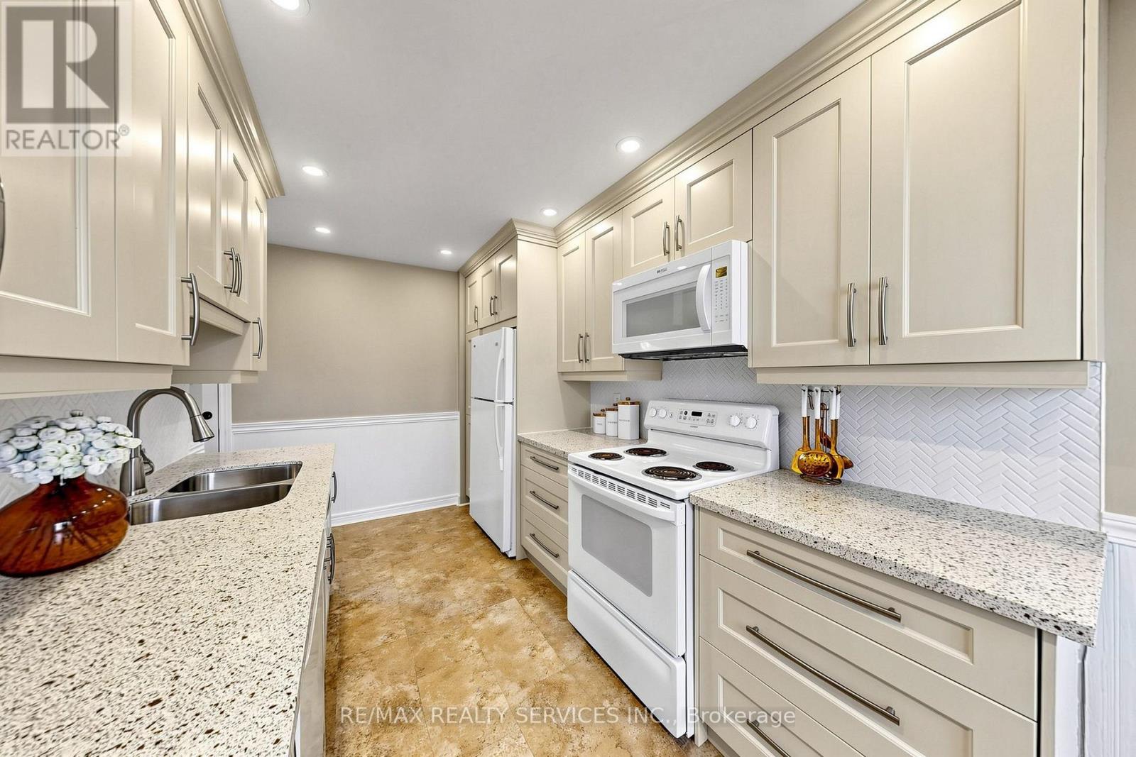 25 Jennifer Square, Brampton, ON photo 17