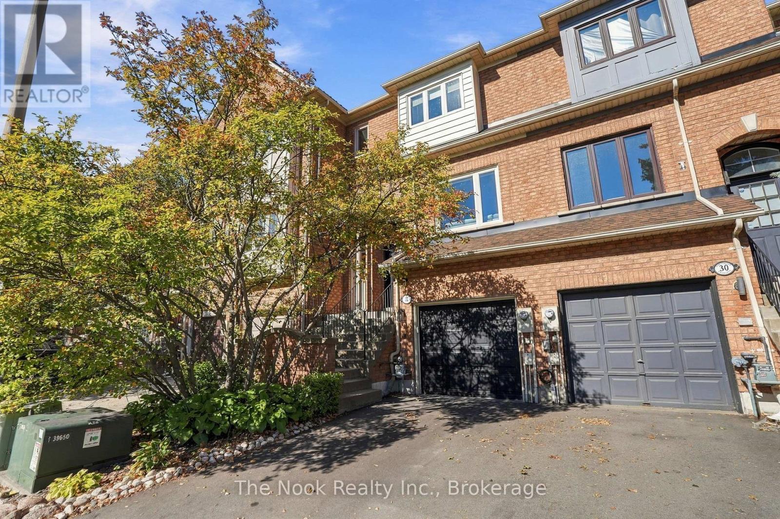 32 Harbourview Crescent, Toronto, ON photo 2
