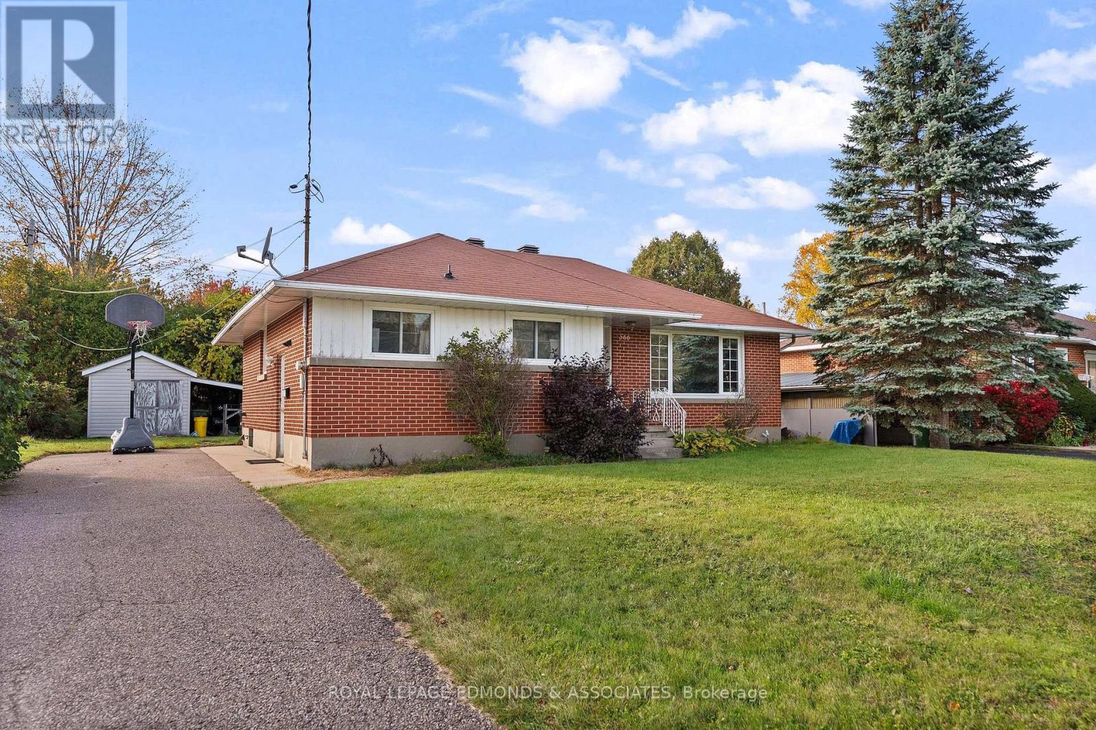 566 CATHERINE STREET S - 3