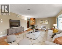 VIRTUAL STAGING OF MAIN FLOOR LIVING ROOM