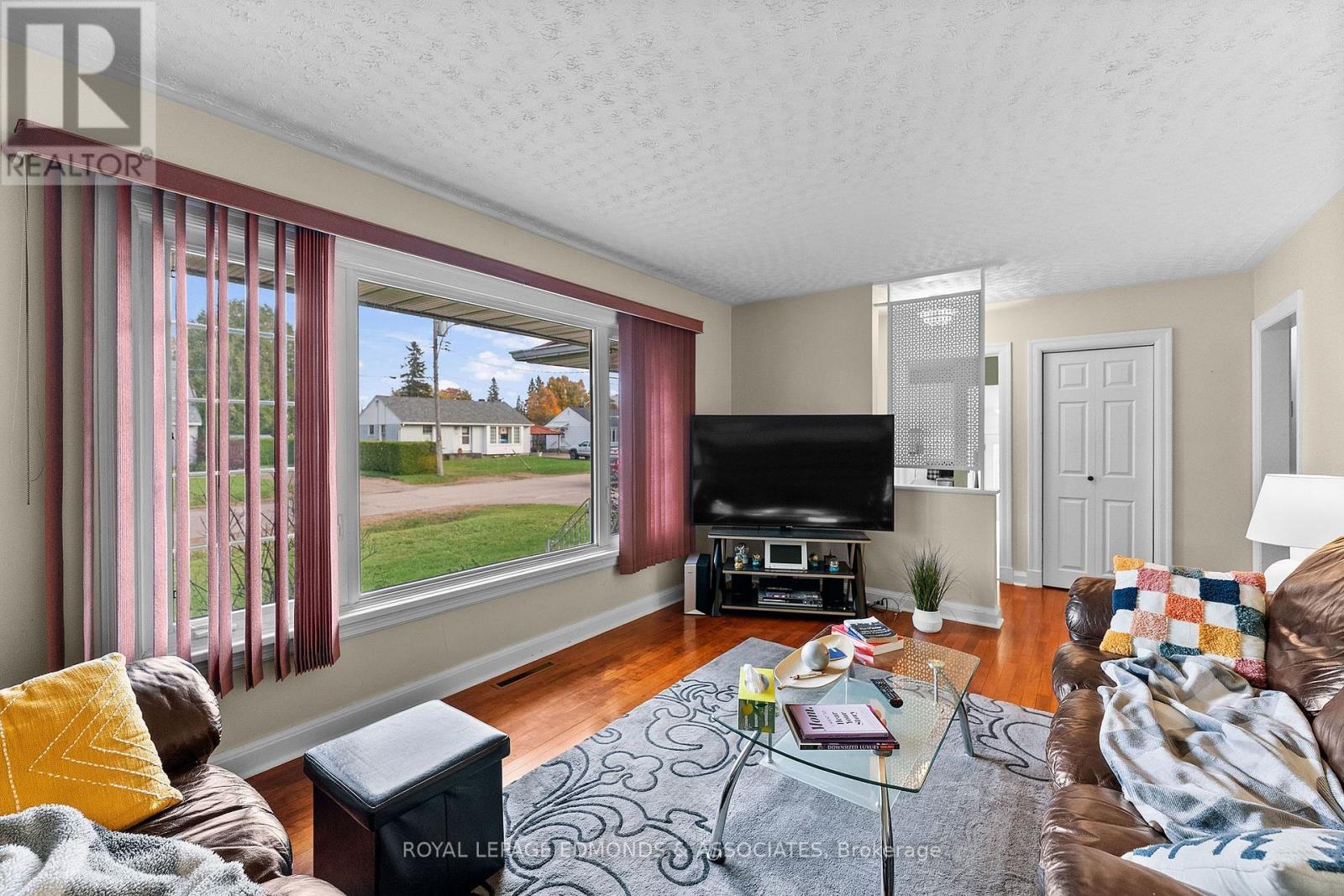 566 CATHERINE STREET S - 10