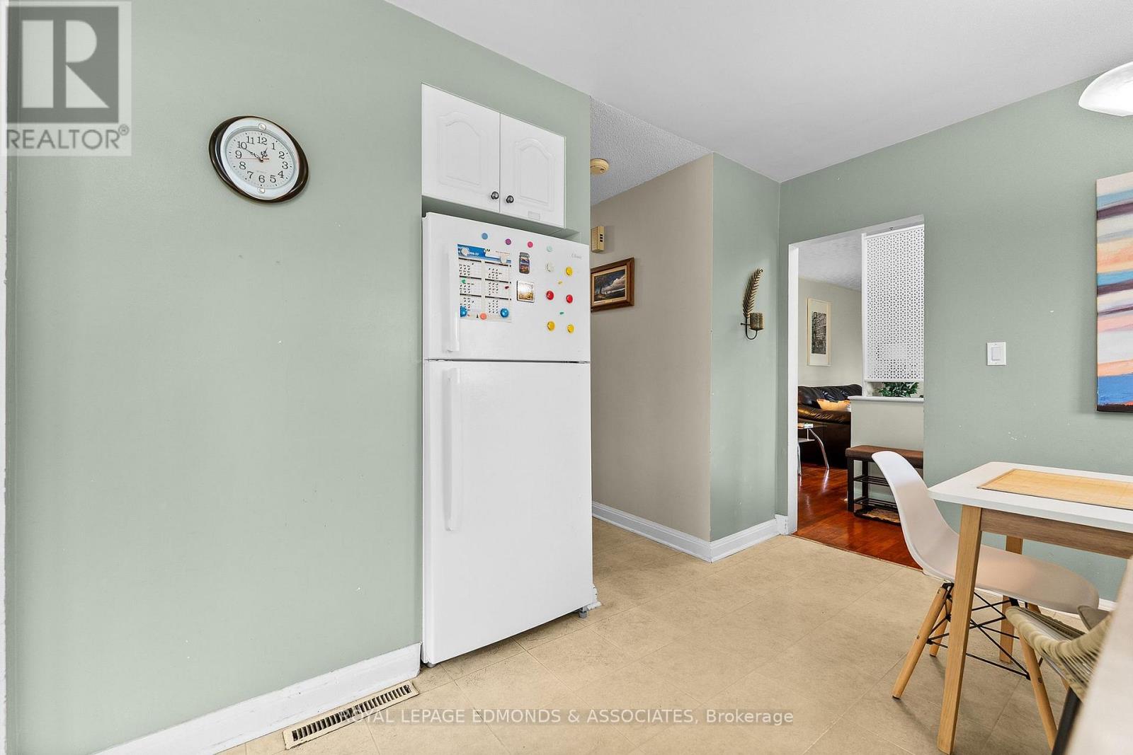 566 CATHERINE STREET S - 19