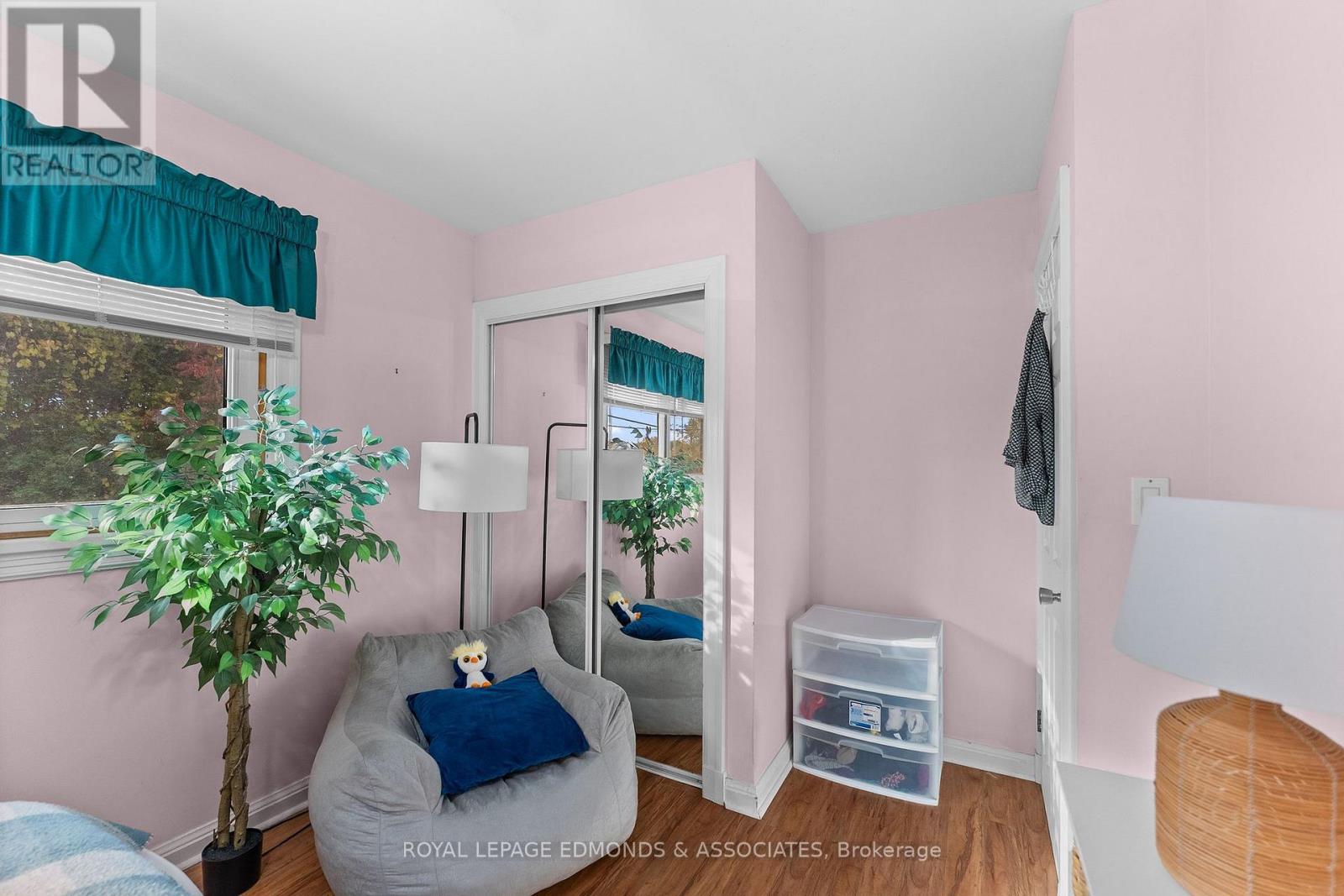 566 CATHERINE STREET S - 22