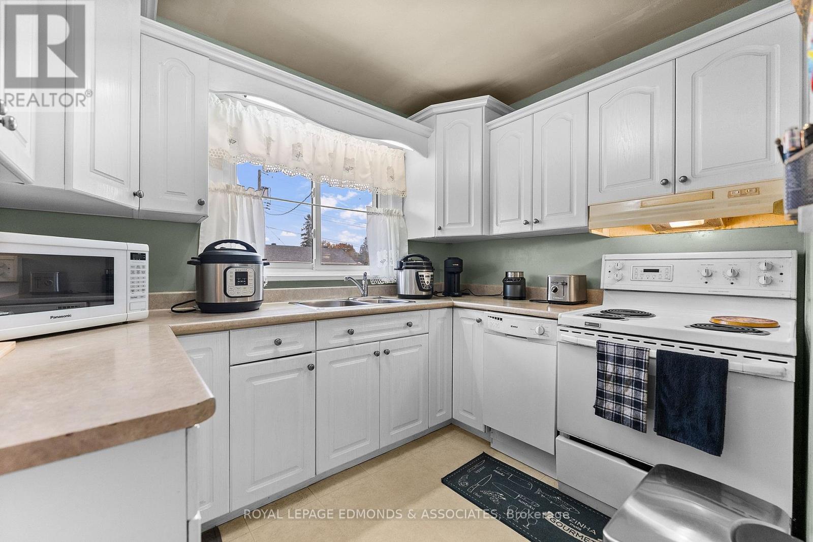 566 CATHERINE STREET S - 16