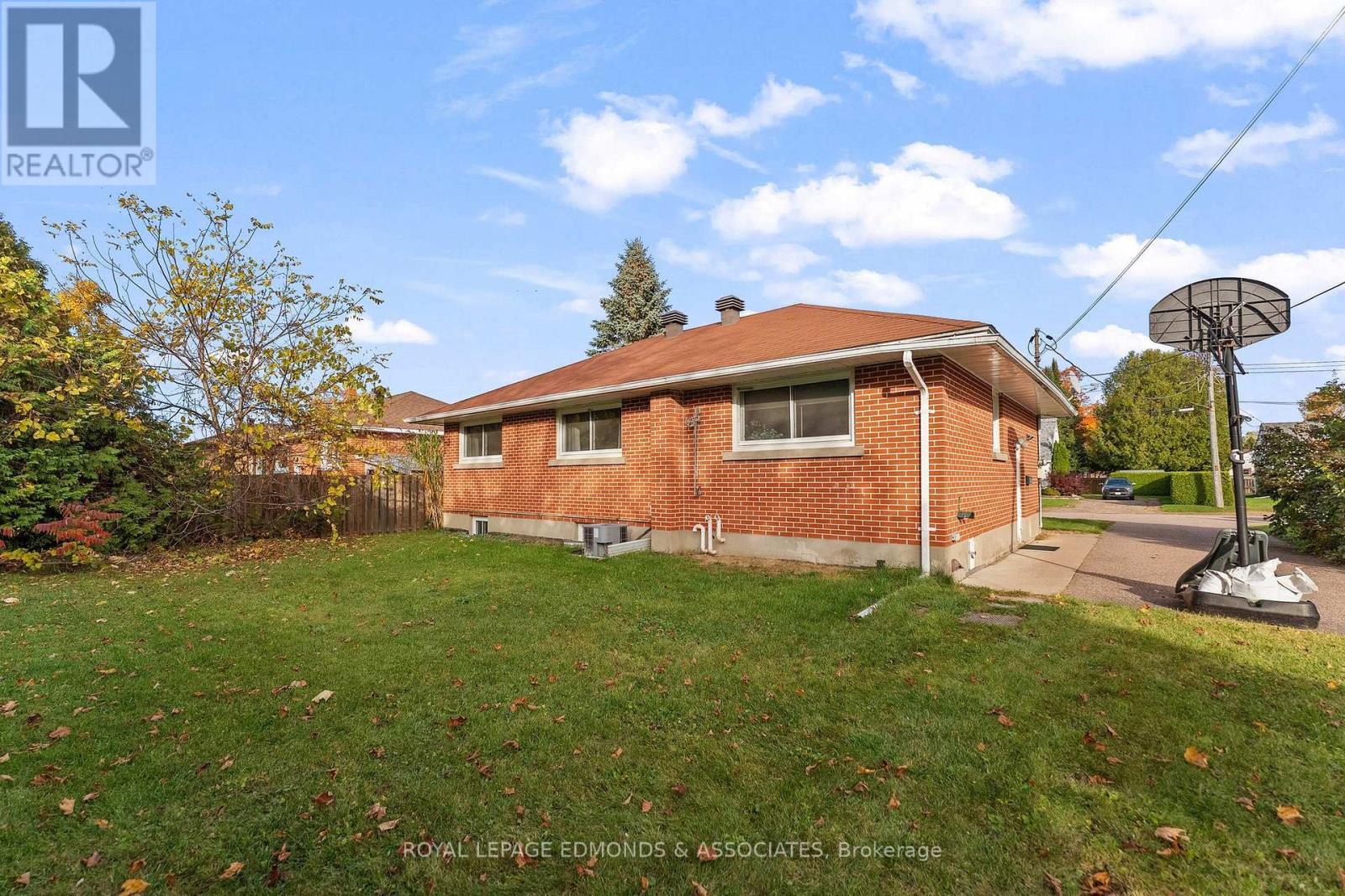 566 CATHERINE STREET S - 40