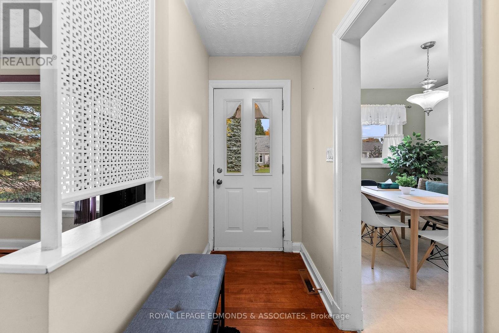 566 CATHERINE STREET S - 7