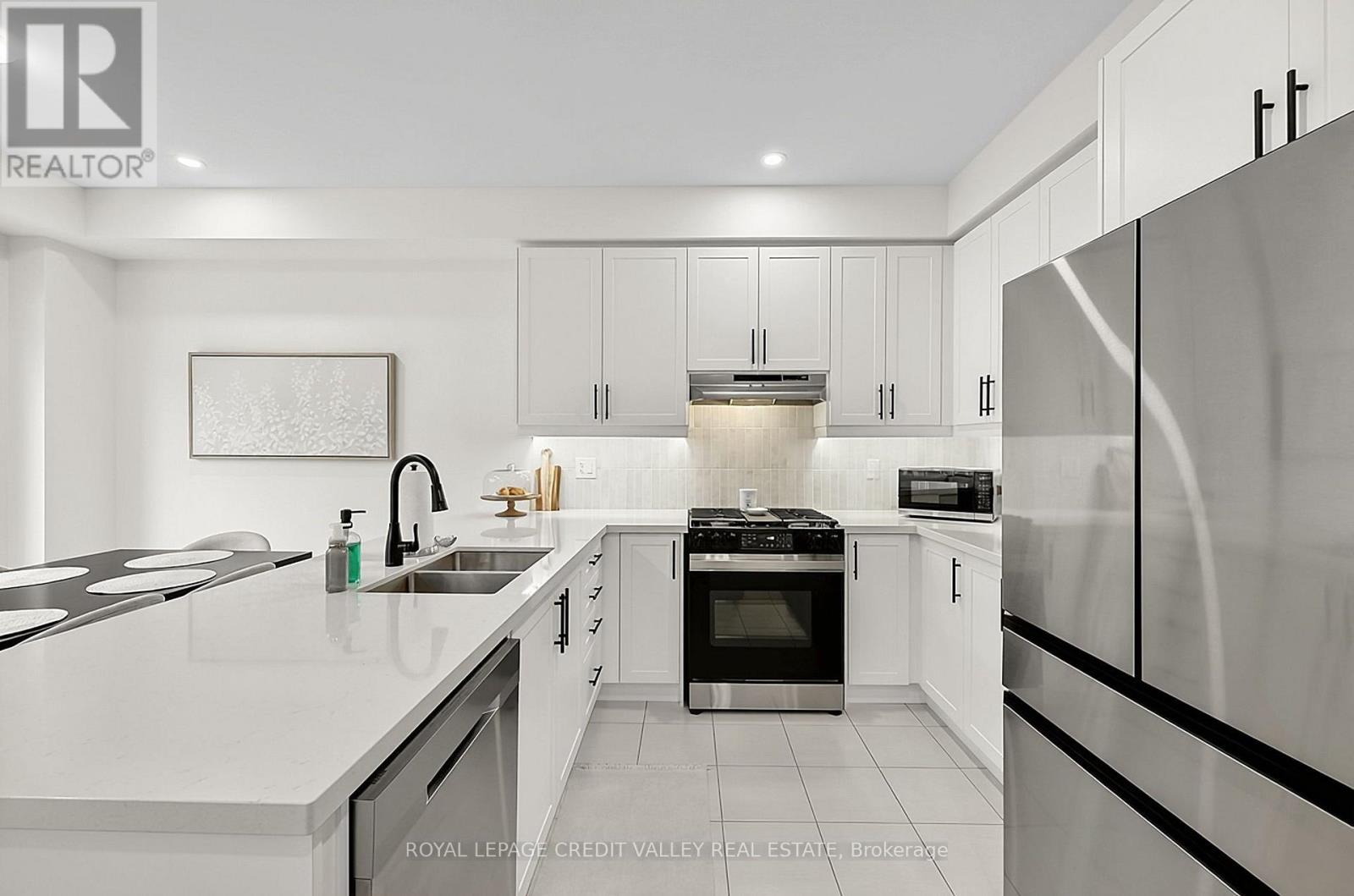 112 Lorne Thomas Place, New Tecumseth, ON photo 11