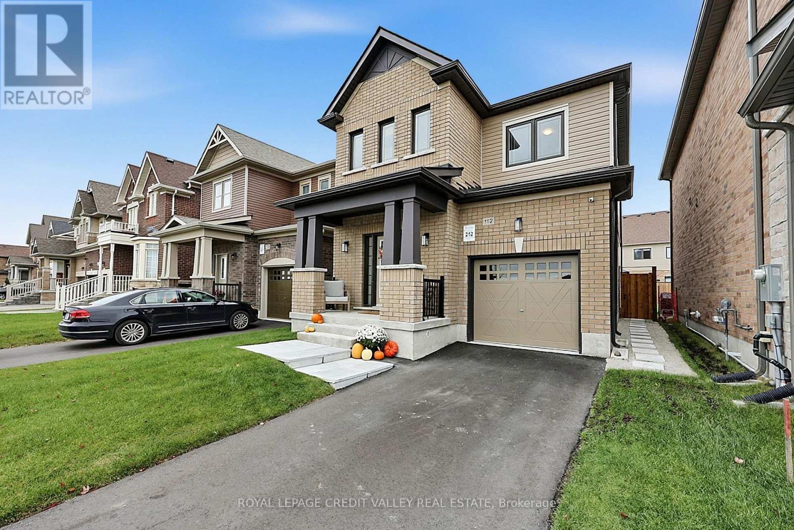 112 Lorne Thomas Place, New Tecumseth, ON photo 5