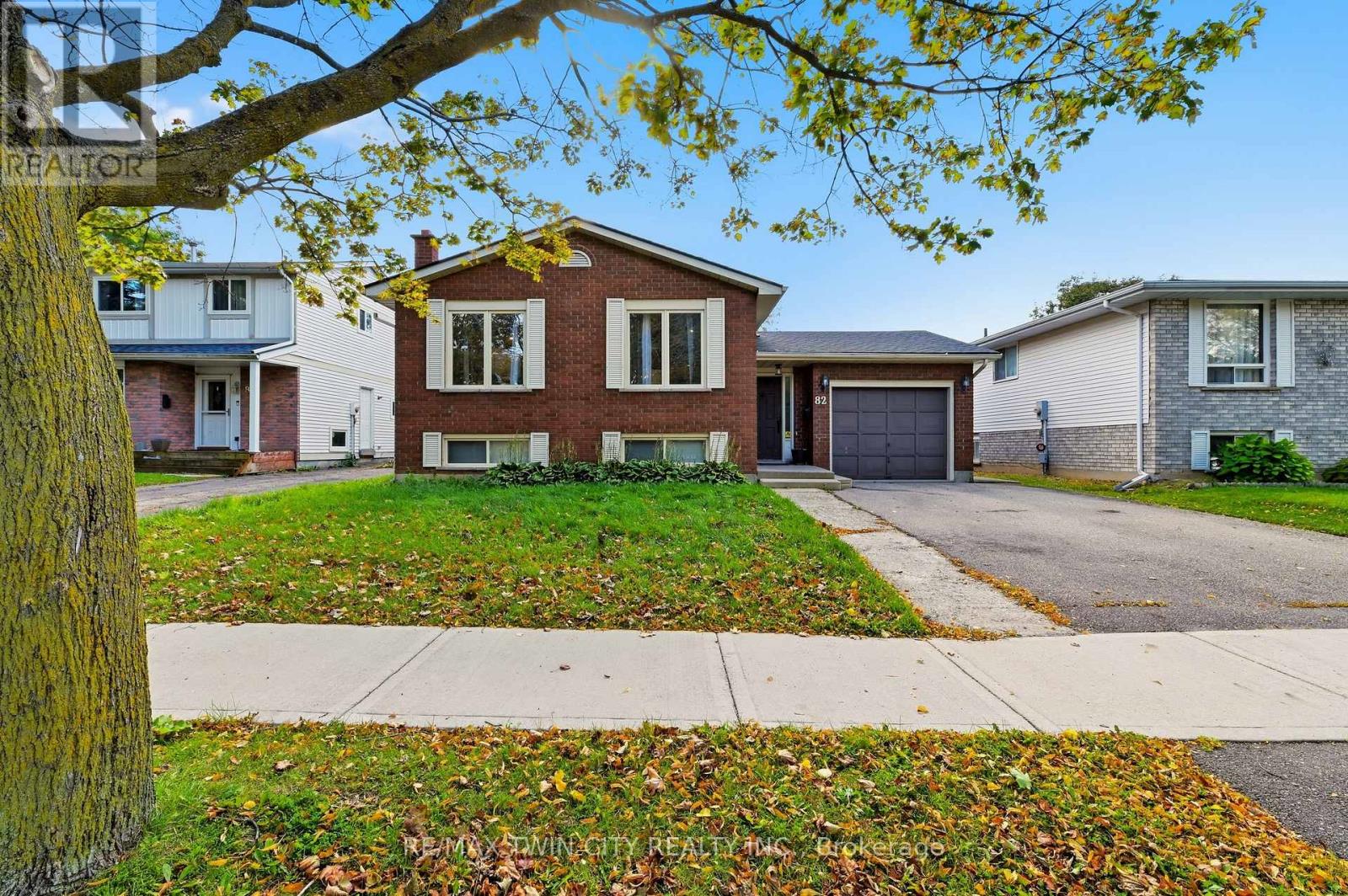 82 Beaver Crescent, Brantford, ON photo 1