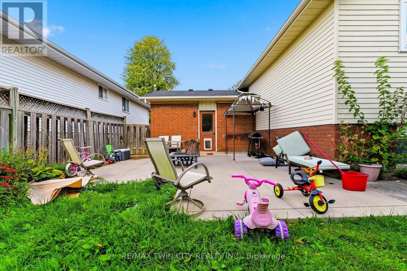 82 Beaver Crescent, Brantford, ON photo 24