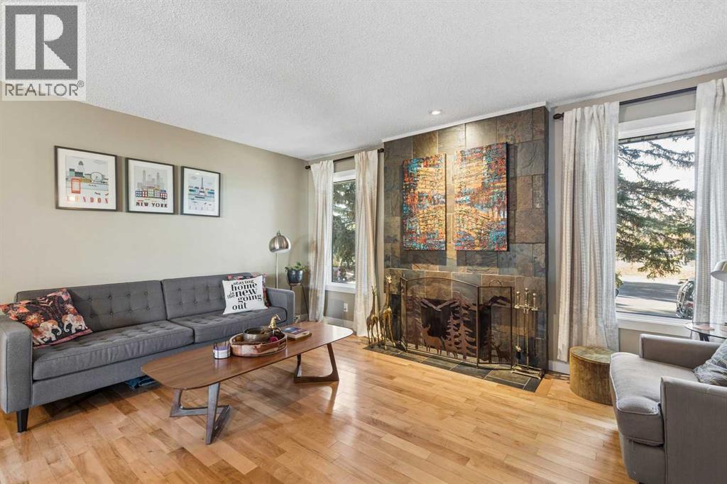 7048 61 Avenue NW, Calgary Alberta