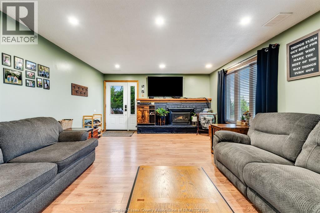 2477 Albuna Townline photo 4