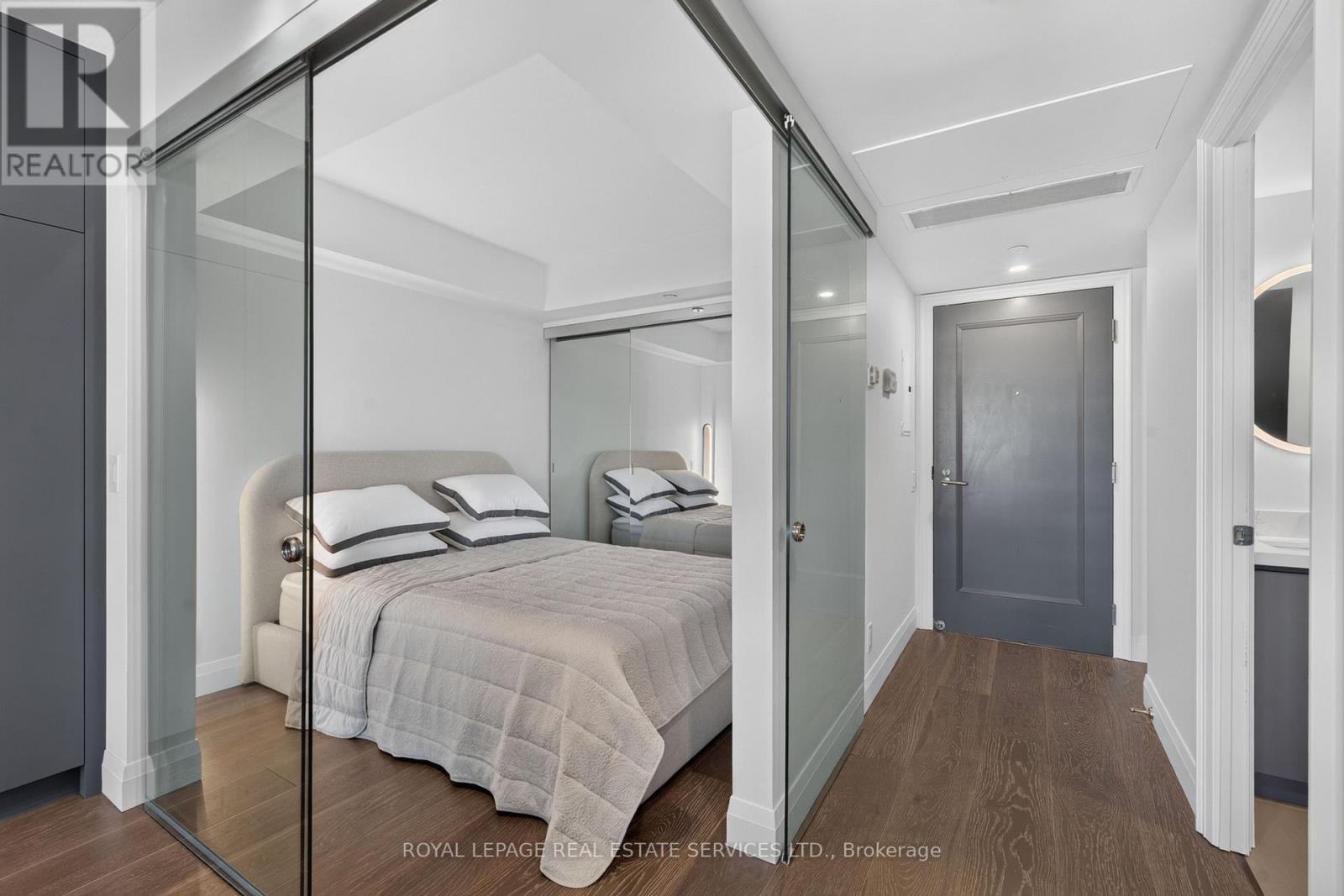 1918- 155 Yorkville Avenue, Toronto, ON photo 16