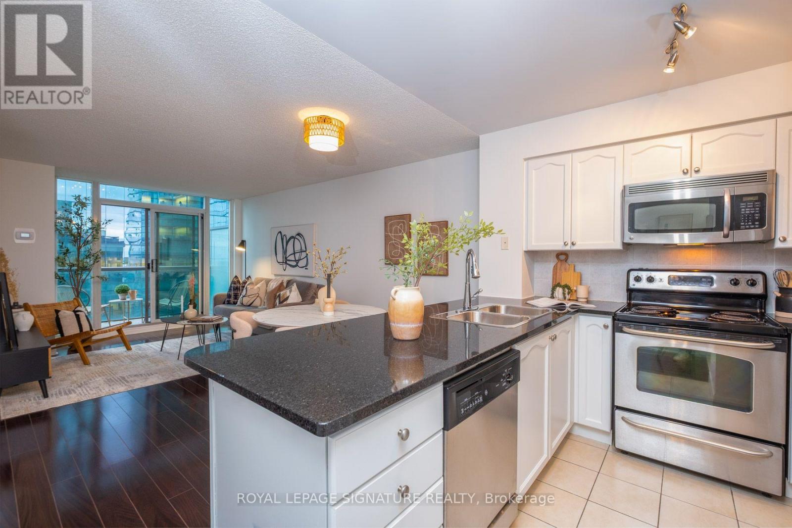 PH03- 30 Grand Trunk Crescent, Toronto, ON photo 3