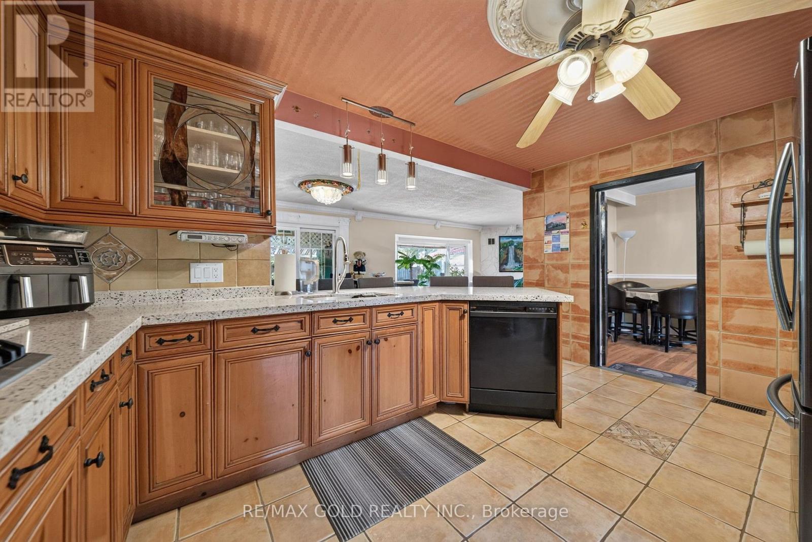 8 EASTON Place, Brampton, ON photo 11