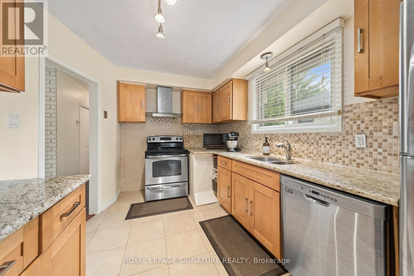 4 Moss Street, Toronto, ON photo 10
