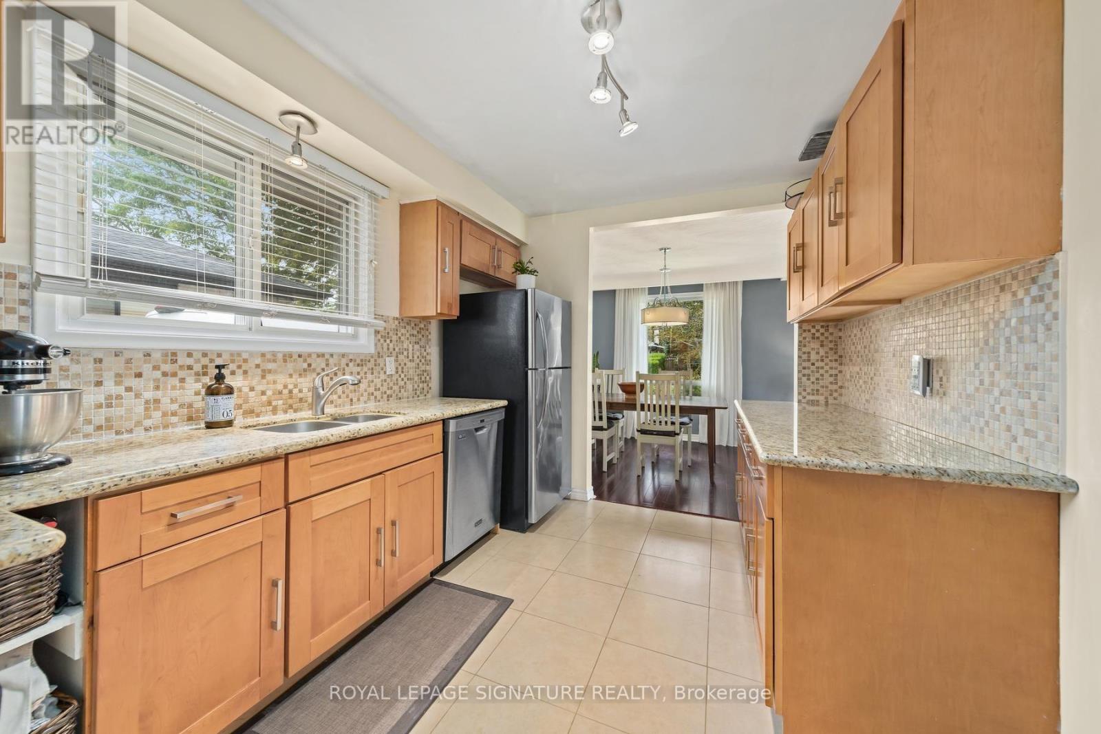 4 Moss Street, Toronto, ON photo 11