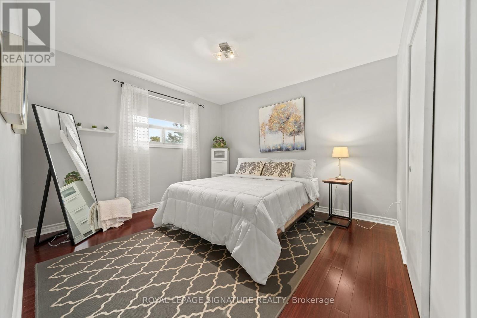 4 Moss Street, Toronto, ON photo 12