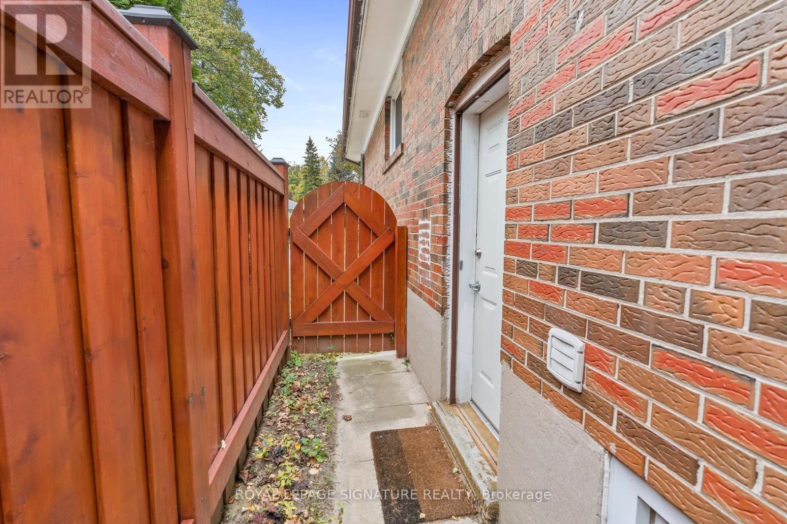 4 Moss Street, Toronto, ON photo 23