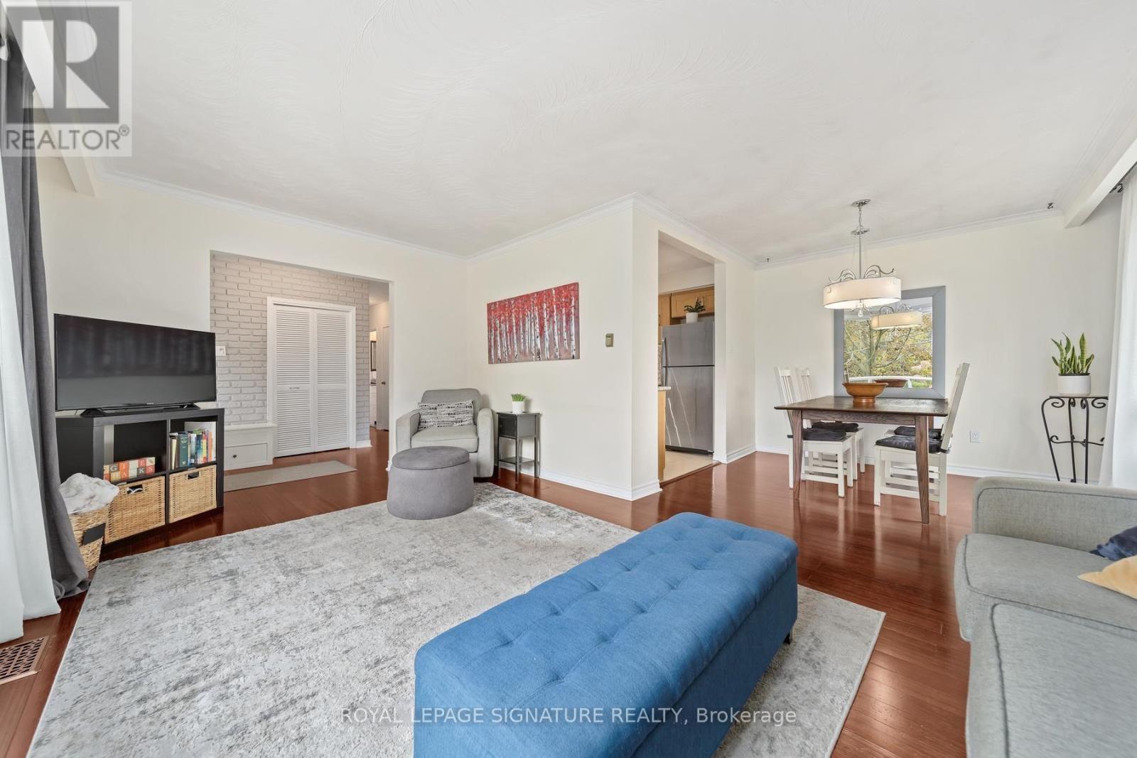 4 Moss Street, Toronto, ON photo 7