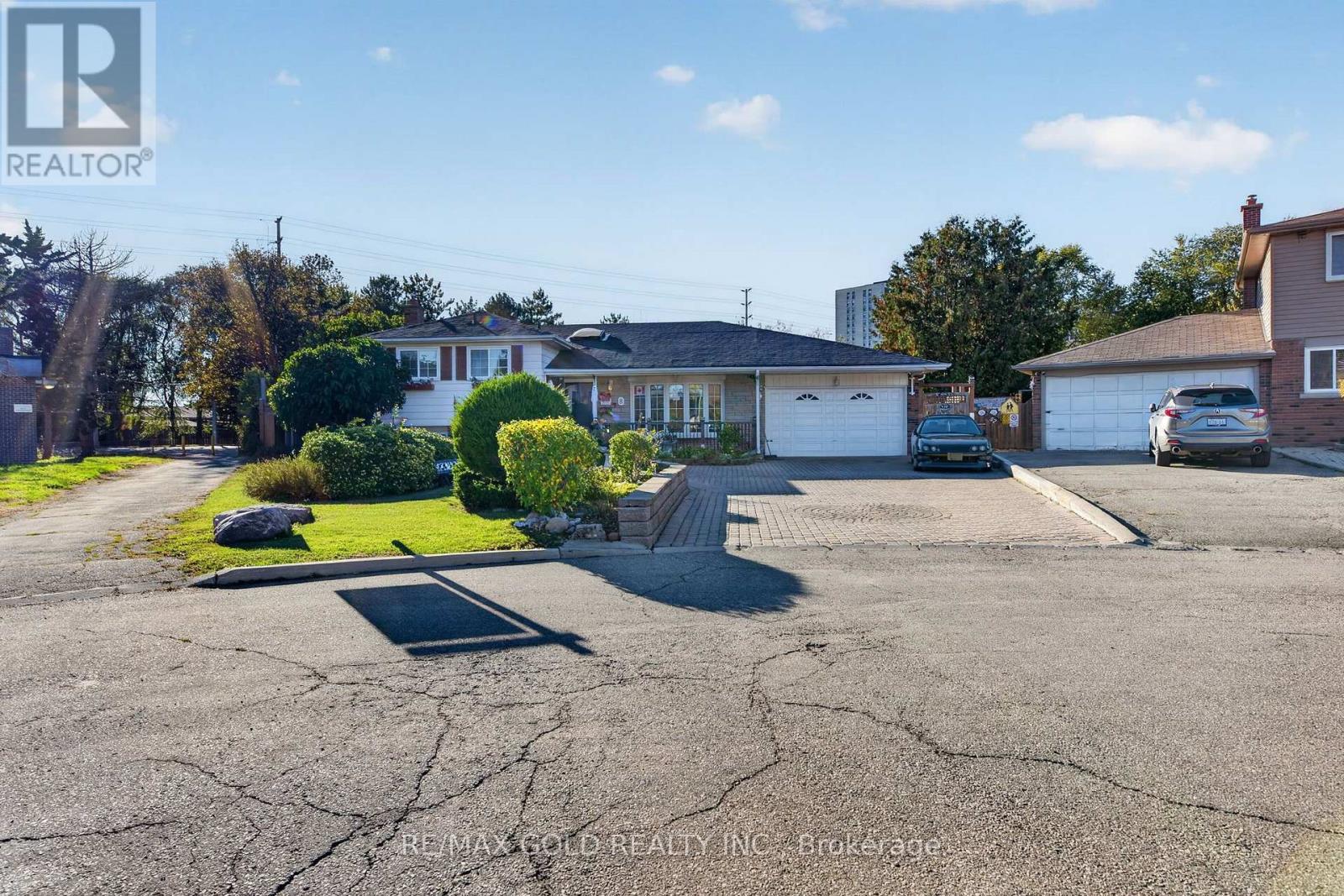 8 EASTON Place, Brampton, ON photo 2