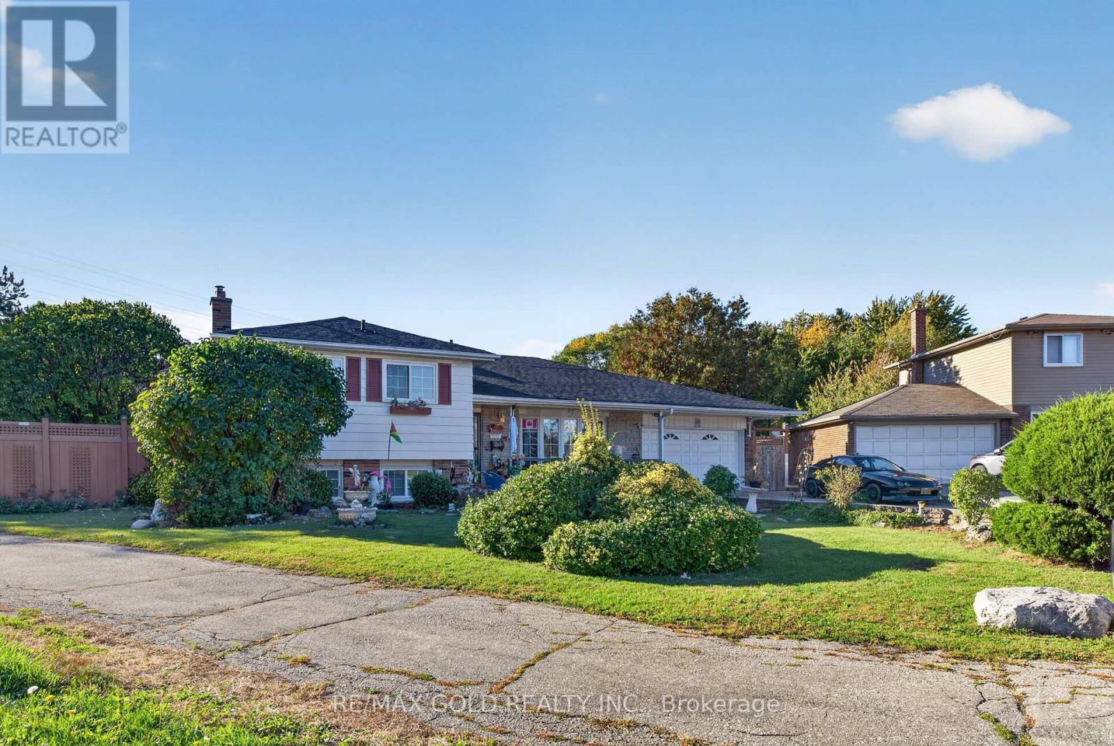 8 EASTON Place, Brampton, ON photo 3