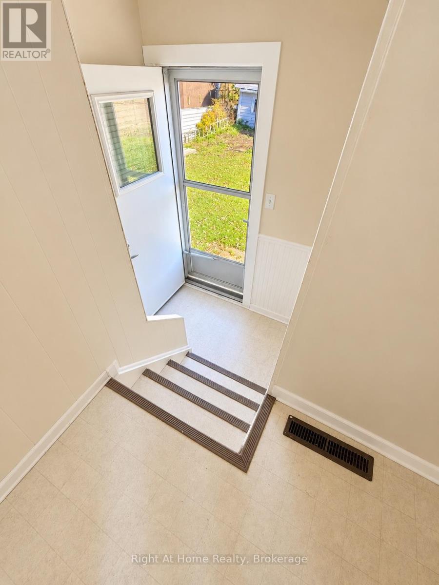 145 KENOGAMI AVENUE S - 8